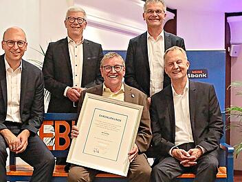 Die VR-Bank verabschiedet den langj&auml;hrigen Aufsichtsrat Bernd B&ouml;s (Mitte). Hier zusammen mit (v.l.n.r.) Vorstand Rainer Geis, Vorstand J&uuml;rgen Klubertanz, Vorstand Michael Kaiser und Aufsichtsratsvorsitzender Sebastian Hose. Kerstin Junker/VR-Bank ...