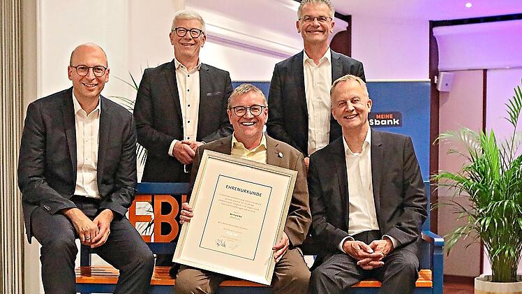 Die VR-Bank verabschiedet den langj&auml;hrigen Aufsichtsrat Bernd B&ouml;s (Mitte). Hier zusammen mit (v.l.n.r.) Vorstand Rainer Geis, Vorstand J&uuml;rgen Klubertanz, Vorstand Michael Kaiser und Aufsichtsratsvorsitzender Sebastian Hose. Kerstin Junker/VR-Bank ...