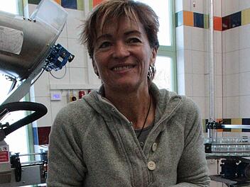 Schockgefrostet sind die Erdbeeren so gut wie erntefrisch, meint Birgit Bertelshofer. Foto: Josef Hofbauer