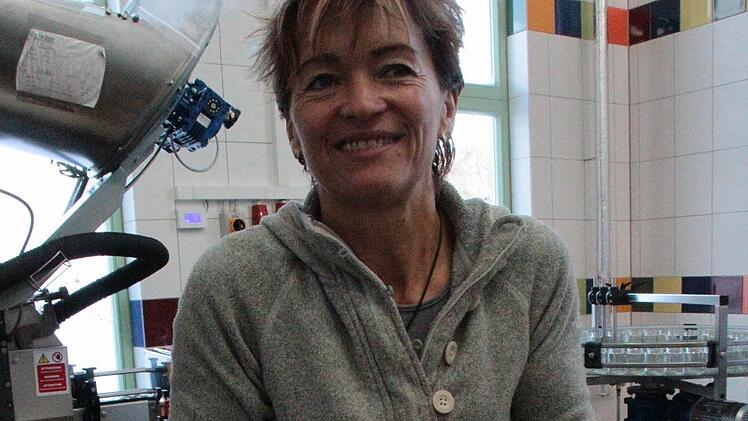 Schockgefrostet sind die Erdbeeren so gut wie erntefrisch, meint Birgit Bertelshofer. Foto: Josef Hofbauer