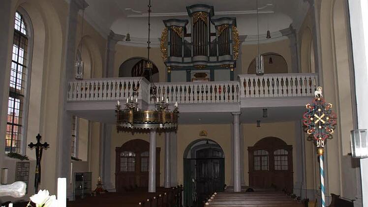 Mit neuer Farbgebung erscheint der große Kirchenraum der Possenheimer Kirche heller als früher.   Foto: G. Bauer