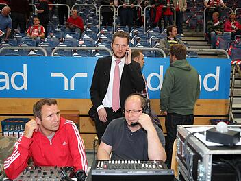 Marius Kr&ouml;ger (stehend) ist f&uuml;r die Technik und den reibungslosen Ablauf rund um ein Basketballspiel in der Stechert-Arena zust&auml;ndig.   Fotos: Harald Rieger