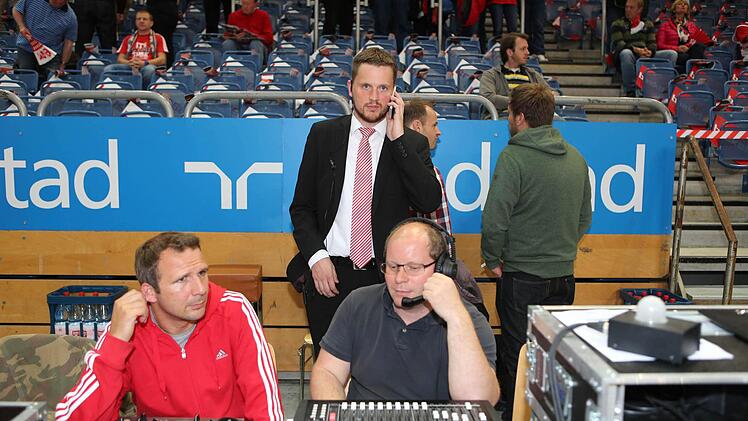 Marius Kr&ouml;ger (stehend) ist f&uuml;r die Technik und den reibungslosen Ablauf rund um ein Basketballspiel in der Stechert-Arena zust&auml;ndig.   Fotos: Harald Rieger