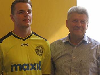 Franken Maxit ist der neue Trikotsponsor der SpVgg Bayreuth. Unser Bild zeigt Geschäftsführer Hans-Dieter Groppweis mit Julian Pötzinger im neuen Trikot. Foto: privat