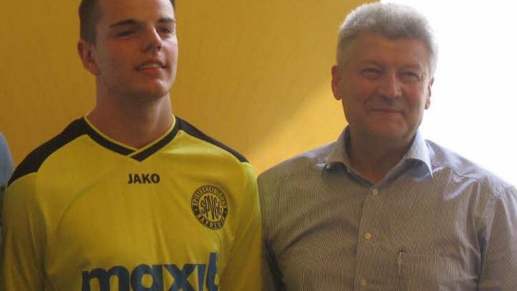 Franken Maxit ist der neue Trikotsponsor der SpVgg Bayreuth. Unser Bild zeigt Geschäftsführer Hans-Dieter Groppweis mit Julian Pötzinger im neuen Trikot. Foto: privat