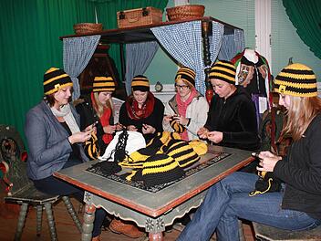 Nina Hofmann, Christina Schanz, Veronika Eckert, Luise Gerstenkorn, Barbara Ullmann und Franziska Plott (von links) haben sich für ihre Häkelabende auch regelmäßig im Heimatmuseum getroffen.