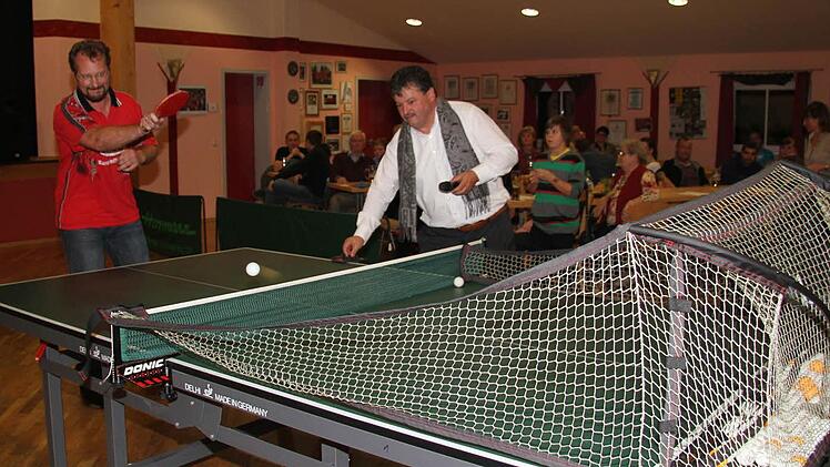 Markus Schiffel, der Mann mit tausend Händen. Er spielte gegen den Tischtennis-Roboter.