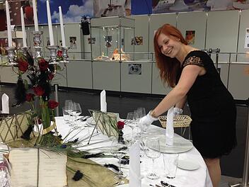 Sabrina Schneider beim Eindecken einer festlichen Tafel auf der Hoga-Messe in Nürnberg als Schülerin der Tourismusschule Franken in Kronach. Sie wohnt in Lichtenfels und möchte sich für ihre Heimatregion auch gerne beruflich engagieren. Foto: Lena Reiß