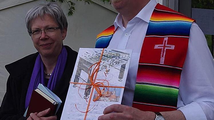 Regionaldekan Thomas Teuchgräber hatte einen Tischkicker-Gutschein dabei. Foto: Heike Schülein