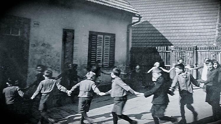 Alte Schule um 1950. Hinten im Bild grenzt eine Scheune des Pfarramtes, auf dessen Grundstück ab 1955 der Neubau entstand.