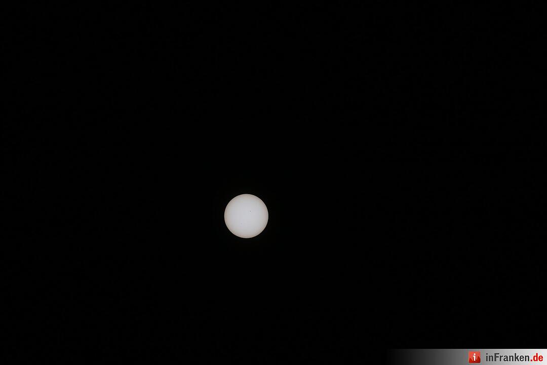 Merkur schiebt sich vor die Sonne