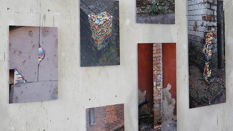 Die Ausstellung zeigt Bilder von Objekten Vormanns, die in vielen Ländern entstanden sind. Foto: Matthias Hoch