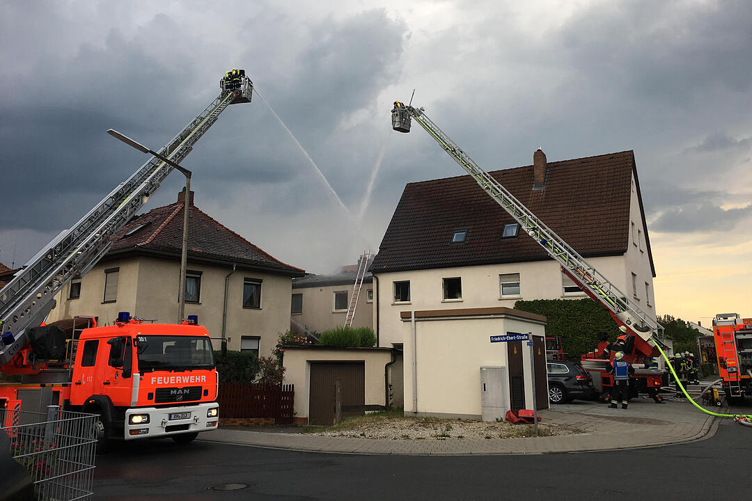 Hocher Schaden bei Brand in zwei Doppelhaushälften in Roth