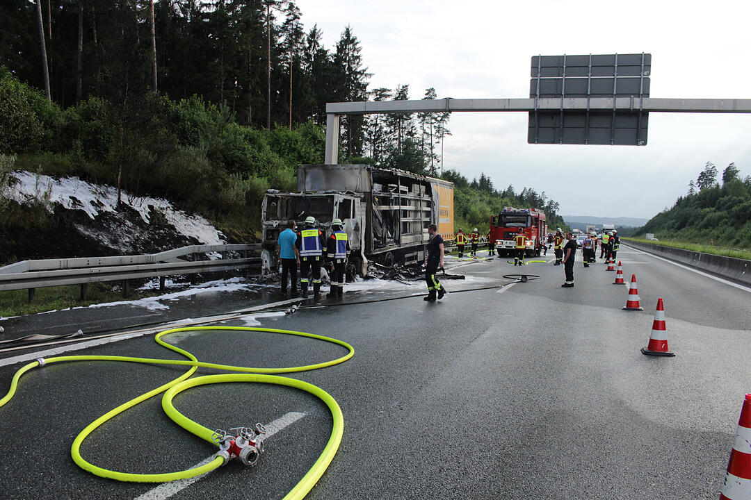 A9 bei Pegnitz: Sattelzug geht in Flammen auf