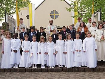 17 Kinder feierten in Hemhofen ihre Erstkommunion.  Foto: Heike Reinersmann