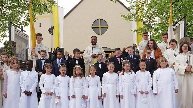 17 Kinder feierten in Hemhofen ihre Erstkommunion.  Foto: Heike Reinersmann