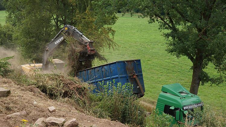 Ein Bagger lädt das herausgerissene Gestrüpp auf einen Lkw.Foto: Arkadius Guzy