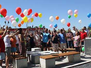 Mit dem Start von Luftballons wurde das neue Nordic-Walking-Zentrum auf dem Sportgelände des TSV Rossach eröffnet.Michael Stelzner