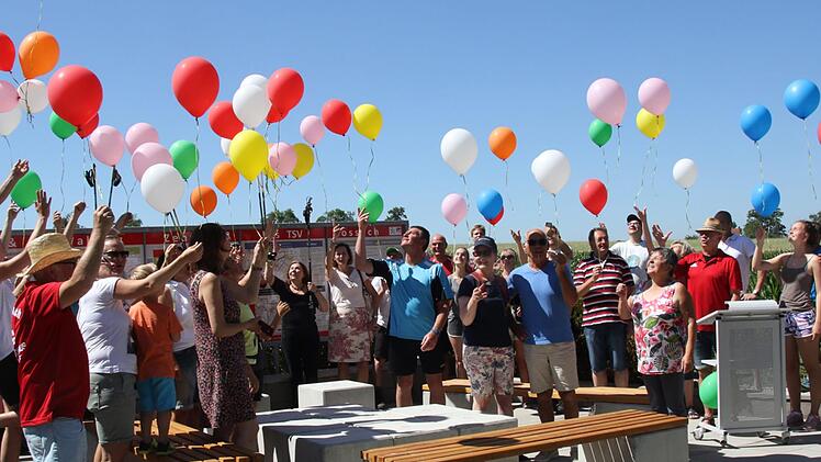 Mit dem Start von Luftballons wurde das neue Nordic-Walking-Zentrum auf dem Sportgelände des TSV Rossach eröffnet.Michael Stelzner