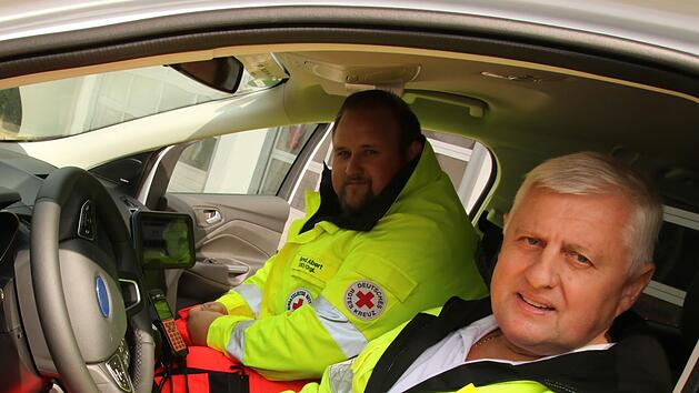 J&uuml;rgen Eckstein (vorn) und Bernd Albert sind  Einsatzleiter Rettungsdienst im Kreis Lichtenfels. Soeben erhielten sie ein neues Einsatzfahrzeug, einen gel&auml;ndeg&auml;ngigen Ford Kuga, der  mit modernster Kommunikationstechnik ausgestattet ist.Matthias  Einwag