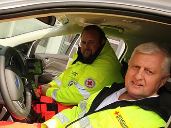 Jürgen Eckstein (vorn) und Bernd Albert sind  Einsatzleiter Rettungsdienst im Kreis Lichtenfels. Soeben erhielten sie ein neues Einsatzfahrzeug, einen geländegängigen Ford Kuga, der  mit modernster Kommunikationstechnik ausgestattet ist.Matthias  Einwag