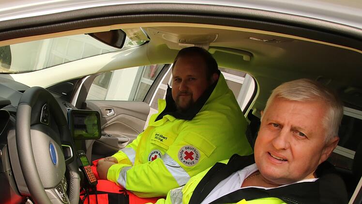 Jürgen Eckstein (vorn) und Bernd Albert sind  Einsatzleiter Rettungsdienst im Kreis Lichtenfels. Soeben erhielten sie ein neues Einsatzfahrzeug, einen geländegängigen Ford Kuga, der  mit modernster Kommunikationstechnik ausgestattet ist.Matthias  Einwag