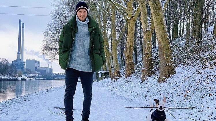 Steht mit beiden Beinen mitten im Leben und hat in Berlin sein Glück gefunden: Fußballprofi Cedric Teuchert (23). Das gleiche gilt übrigens auch für "Marley" - ein aufgeweckter Jack Russell Terrier, mit dem der Coburger schon in Gelsenkirchen Gassi gegangen ist.  Foto: privat