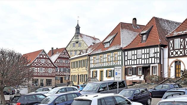 Neu festgesetzt wurde vom Stadtrat in Burgkunstadt die Parkzeit auf dem Marktplatz, die k&uuml;nftig an Werktagen jeweils zwei Stunden betr&auml;gt und nicht wie bisher drei Stunden, wie es das Schild noch ausweist.  Foto: Dieter Radziej