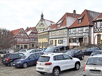 Neu festgesetzt wurde vom Stadtrat in Burgkunstadt die Parkzeit auf dem Marktplatz, die künftig an Werktagen jeweils zwei Stunden beträgt und nicht wie bisher drei Stunden, wie es das Schild noch ausweist.  Foto: Dieter Radziej