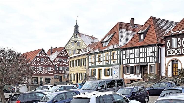 Neu festgesetzt wurde vom Stadtrat in Burgkunstadt die Parkzeit auf dem Marktplatz, die künftig an Werktagen jeweils zwei Stunden beträgt und nicht wie bisher drei Stunden, wie es das Schild noch ausweist.  Foto: Dieter Radziej