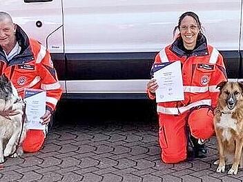 Johanna Nickel und Jürgen Matl dürfen nun mit ihren Hundedamen Nala und Juna zur Hilfe eilen, wenn sie gebraucht werden.