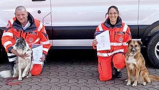 Johanna Nickel und Jürgen Matl dürfen nun mit ihren Hundedamen Nala und Juna zur Hilfe eilen, wenn sie gebraucht werden.