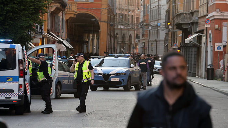 Auto f&auml;hrt in Modena in Menschenmenge