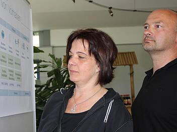 Christine und Jürgen Platzer informieren sich über "SuedLink". Als Schildecker wären sie vom Trasseverlauf massiv betroffen. Fotos: Ulrike Müller