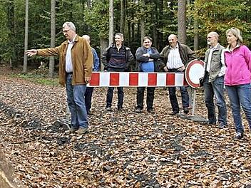 Noch ist der neue Waldweg im Distrikt "Rotreisach" mit einer Schranke gesperrt. Der Bauausschuss mit Bürgermeister Helmut Dietz (links) schritt den 1000 Meter langen Weg ab und der Bürgermeister erläuterte die Maßnahme und zeigte ein neu angelegtes Biotop am Beginn des Weges.  Foto: Helmut Will