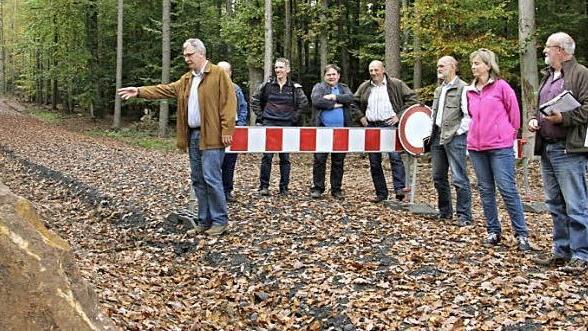 Noch ist der neue Waldweg im Distrikt "Rotreisach" mit einer Schranke gesperrt. Der Bauausschuss mit Bürgermeister Helmut Dietz (links) schritt den 1000 Meter langen Weg ab und der Bürgermeister erläuterte die Maßnahme und zeigte ein neu angelegtes Biotop am Beginn des Weges.  Foto: Helmut Will