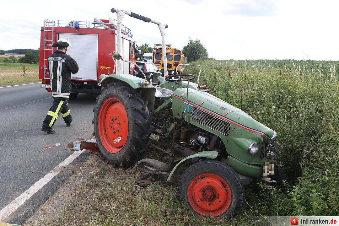 Lkw-Abschlepp-Gespann rammt Traktor von der Strasse - Zwei Verletzte