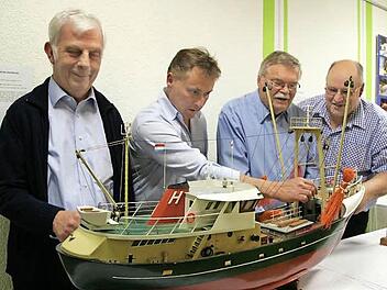 Peter Scherpe, Frank Behringer, Manfred Ott und Uli Blauhöfer (v. l.) geraten schnell ins Fachsimpeln, wenn sie ein Schiffsmodell vor sich haben. Foto: Sylvia Hubele
