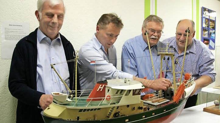 Peter Scherpe, Frank Behringer, Manfred Ott und Uli Blauhöfer (v. l.) geraten schnell ins Fachsimpeln, wenn sie ein Schiffsmodell vor sich haben. Foto: Sylvia Hubele