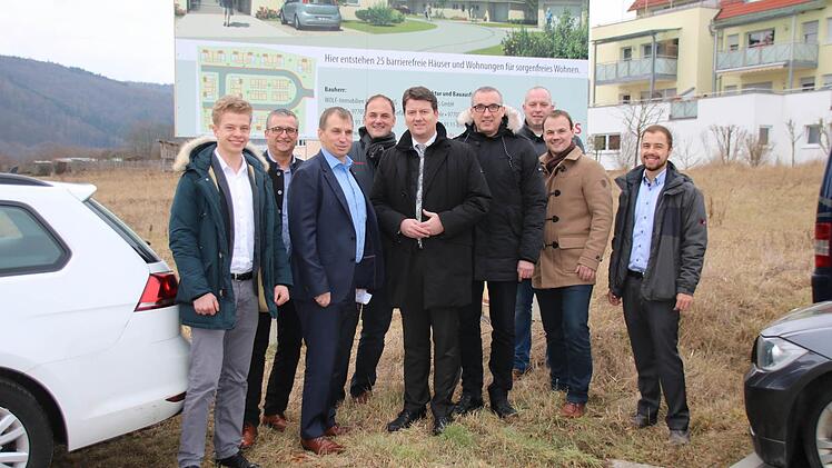 Zur Vorstellung des Projektes trafen sich (v.l.) Jonas Wolf, Vertriebsleiter Frank Stanger, Bernhard Wolf, Michael Wehner, MdL Sandro Kirchner, Bürgermeister Andreas Sandwall, Sebastian Dresbach (Zentrum für Telemedizin), Martin Wehner und Julian Wolf. Foto: Kathrin Kupka-Hahn