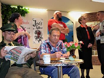 Es war eine umjubelte Premiere, die die Theatergrupe des TSV Harsdorf am Samstagabend feiern konnte. In ihren Rollen überzeugten (von links) Dirk Wesser, Heike Schoberth-Wesser, Klaus Fischer, Andreas Heußinger, Ramona Hofmann und Stephan Hereth.Werner Reißaus