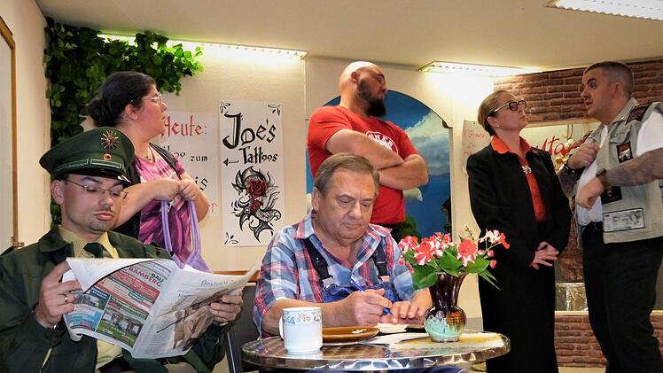 Es war eine umjubelte Premiere, die die Theatergrupe des TSV Harsdorf am Samstagabend feiern konnte. In ihren Rollen überzeugten (von links) Dirk Wesser, Heike Schoberth-Wesser, Klaus Fischer, Andreas Heußinger, Ramona Hofmann und Stephan Hereth.Werner Reißaus
