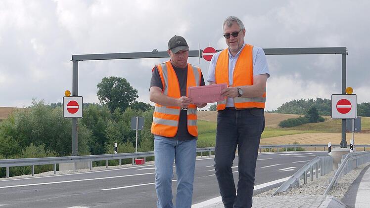Seit einer Woche steht die Verkehrszeichenbrücke, die verhindern soll, dass Autofahrer falsch herum auf die Autobahn fahren.  Jochen Brand   (links) und Günter Engelhardt  schauen noch mal nach, ob der Ausbau der Anschlussstelle wie geplant abgelaufen ist.