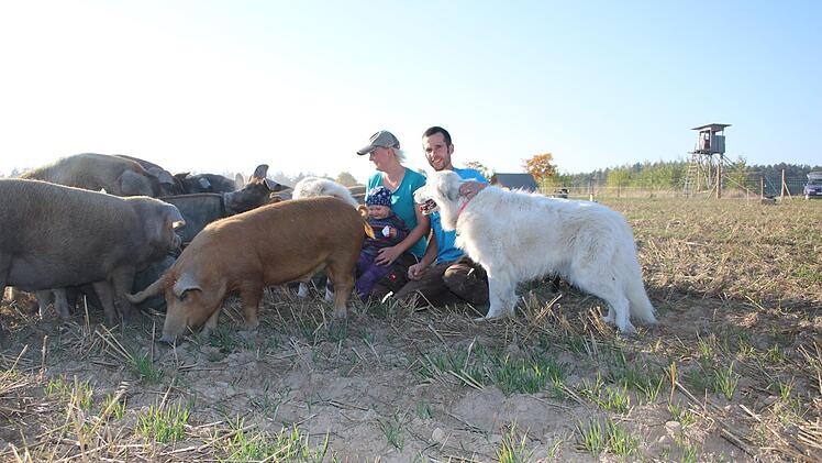 Die ganze Familie inklusive der Herdeschutzhunde.Foto: Stefanie Gleixner