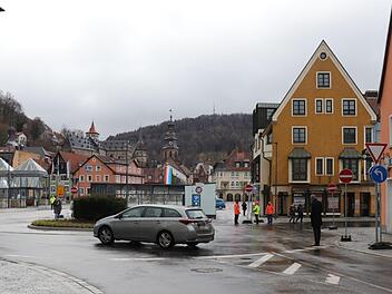 Im großen Kreisel läuft der Verkehr ab sofort linksherum - was anfänglich für einige Autofahrer noch sehr gewöhnungsbedürftig war. Foto: Katrin Geyer