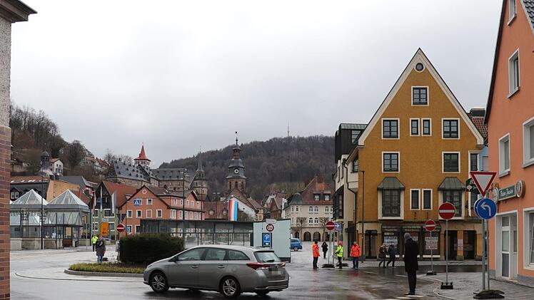 Im großen Kreisel läuft der Verkehr ab sofort linksherum - was anfänglich für einige Autofahrer noch sehr gewöhnungsbedürftig war. Foto: Katrin Geyer