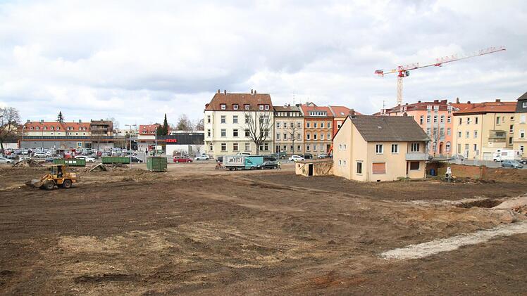 An der Pfisterbrücke soll ein nachhaltiges Zentrum namens "eco-Square"mit Wohnungen, Büros, Geschäften, Tiefgarage und  Hotel entstehen. Außerdem verlegt  die Naturstrom AG ihren Firmensitz hierher. Rund 100 Arbeitsplätze werden dafür an die Starkenfeldstraße mitgenommen.