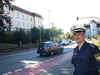 Die Ampel im Hintergrund ermöglicht ein sicheres Überqueren der Straße zur Pestalozzischule (links). Verkehrssachbearbeiter Klaus-Peter Lang empfiehlt, solche Hilfen auch zu nutzen. Foto: Jürgen Gärtner