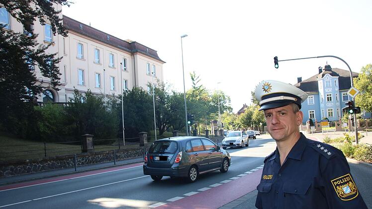Die Ampel im Hintergrund ermöglicht ein sicheres Überqueren der Straße zur Pestalozzischule (links). Verkehrssachbearbeiter Klaus-Peter Lang empfiehlt, solche Hilfen auch zu nutzen. Foto: Jürgen Gärtner