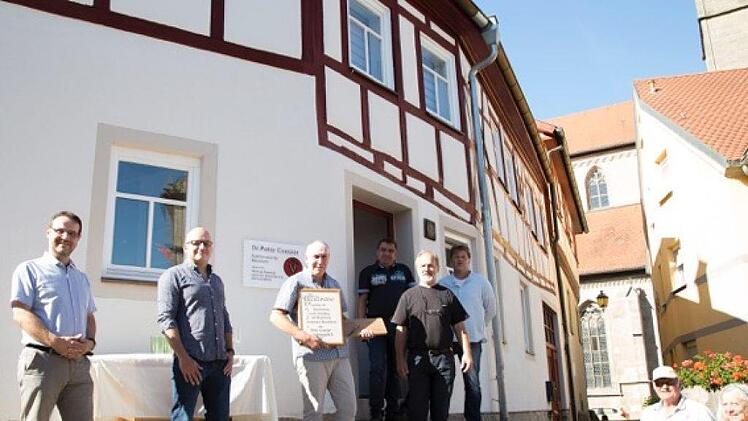 Vorstandsmitglied Oliver Schikora(von links), Bürgermeister Michael Kastl, Dr. Peter Csaczar, die Vorstandsmitglieder  Wolfgang Joa, Josef Wilz und Peter Braun sowie Hans Petsch und Sabine Schäuble. Foto:   Christine Schikora